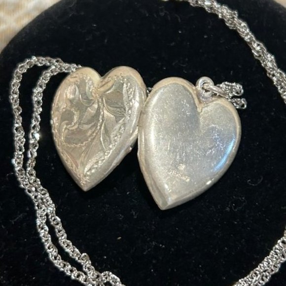 ❤️❤️ Sterling Heart Etched Locket & Chain Vintage Necklace - Picture 4 of 14
